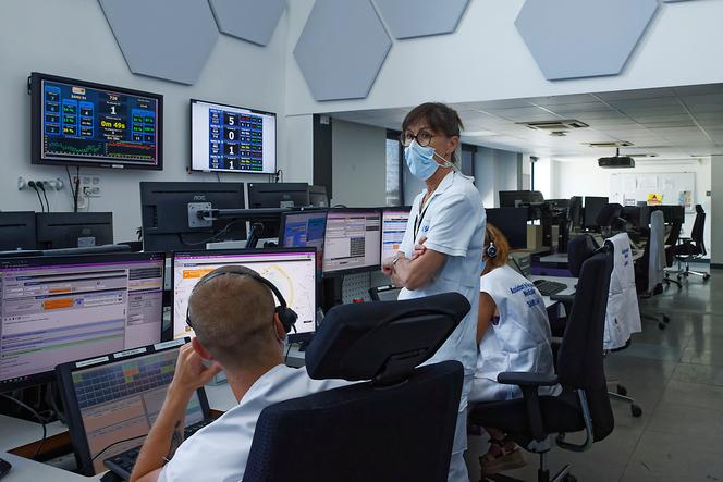 Au centre de réception et de régulation des appels du SAMU 94 de l’hôpital Henri-Mondor, à Créteil (Val-de-Marne), le 19 juillet 2022.