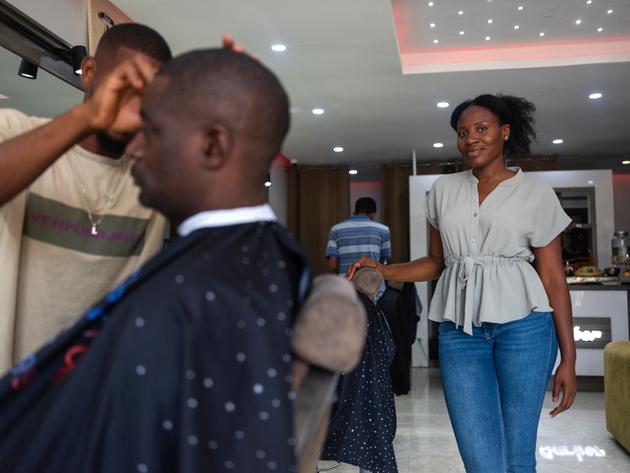 Penda Cissé, dans son salon de coiffure, à Dakar, le 21 juin 2022.