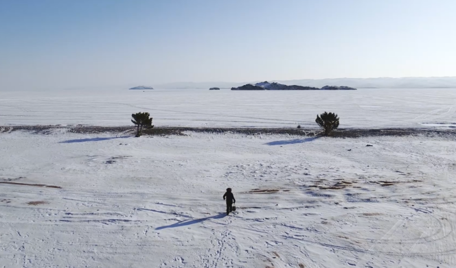 Le lac Baïkal peut atteindre 1600 mètres de profondeur. Extrait des « Trains pas comme les autres : Sibérie », co-écrit et présenté par Philippe Gougler.