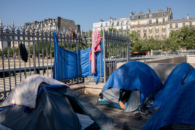 La asociación Utopía 56 gestiona un campamento para menores no acompañados solicitantes de asilo en la plaza de la Bastilla para denunciar la falta de apoyo de las autoridades públicas, en París, el 19 de julio de 2022.