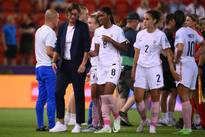 Il tecnico francese Corine Deacon con le giocatrici Grace Geyoro ed Ella Palis, dopo il pareggio contro l'Islanda (1-1), lunedì 18 luglio, a Rotherham (Inghilterra).