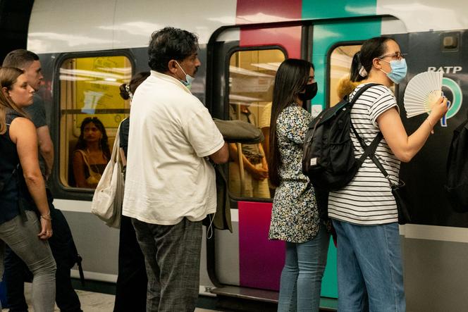 Paris France le 19 juillet 2022 : RER B en gare de Châtelet en direction du Nord de Paris. Les wagons pleins et les rames non climatisées transforment le voyage en épreuve. La température extérieure est de 40 degrés / a l’intérieur des RER il faut au moins rajouter 10 degrés.