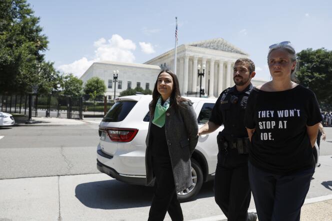 Alexandria Ocasio-Cortez escortée par la police du Capitole, après une manifestation aux abords de la Cour suprême, pour protester contre les récentes décisions liées à l’avortement. A Washington, le 19 juillet 2022.