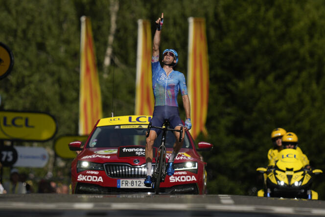 Le Canadien Hugo Houle pointant le ciel en hommage à son frère Pierrick, mort en 2012, lors de sa victoire sur la 16e étape du Tour de France, à Foix (Ariège), le 19 juillet. 