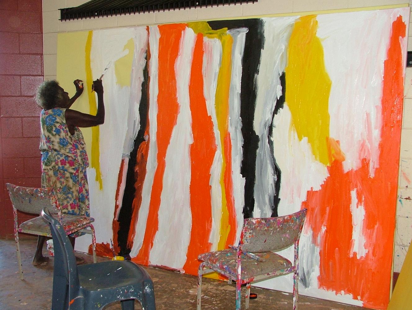 Sally Gabori, au centre d’art et d’artisanat de l’île Mornington, 2010.