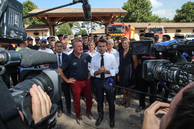 Emmanuel Macron, aux côtés du maire de La Teste-de-Buch, Patrick Davet, et du ministre de l’Intérieur, Gérald Darmanin, alors qu’ils rencontrent les pompiers, à La Teste-de-Buch, près d’Arcachon, en Gironde, le 20 juillet 2022.  