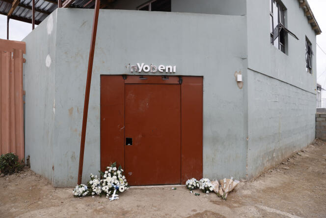Flowers are placed at the entrance to a bar in East London, South Africa, where 21 young people died (here July 5, 2022).