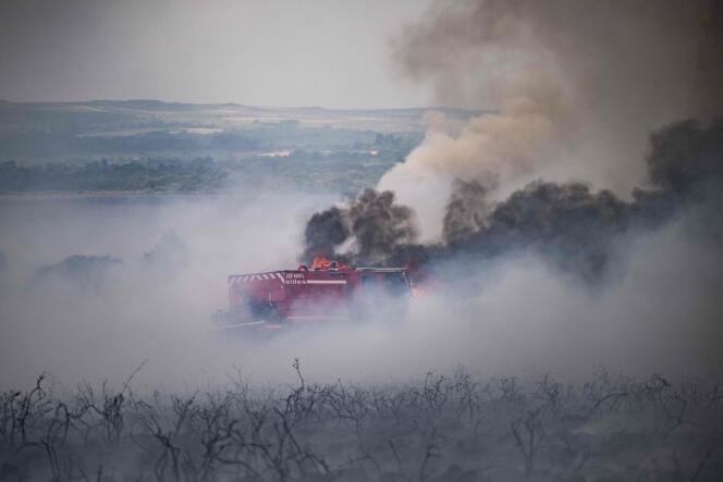 Camion dei pompieri in fiamme durante l'incendio boschivo nei Monts d'Arrées, 19 luglio 2022.