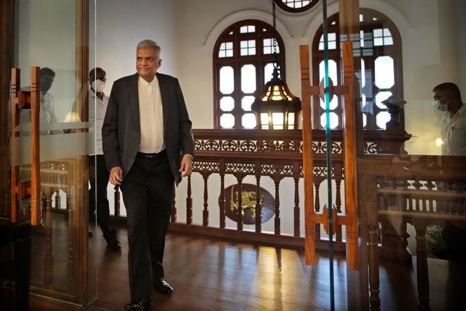 Ranil Wickremesinghe, eletto Presidente dello Sri Lanka, arriva per un'intervista all'Associated Press, a Colombo, l'11 giugno 2022.
