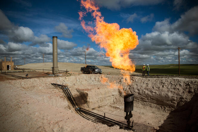 Une torche à gaz sur un site de puits de pétrole, le 26  juillet  2013, près de Williston.