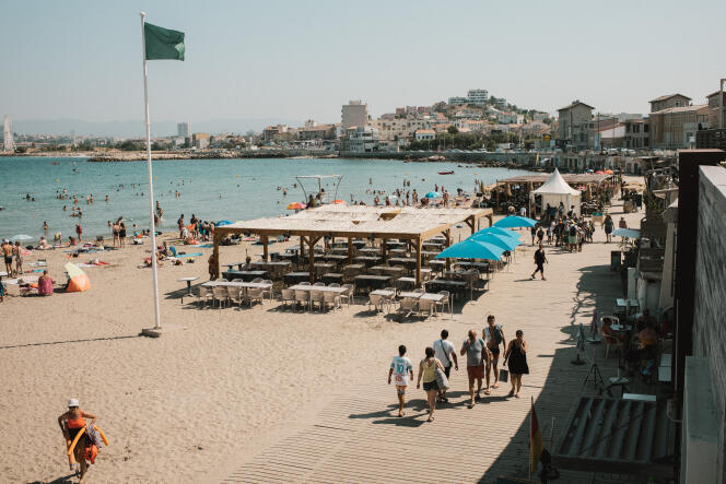 Turistas en la playa de Pointe Rouge, al sur de Marsella, el 21 de julio de 2022.