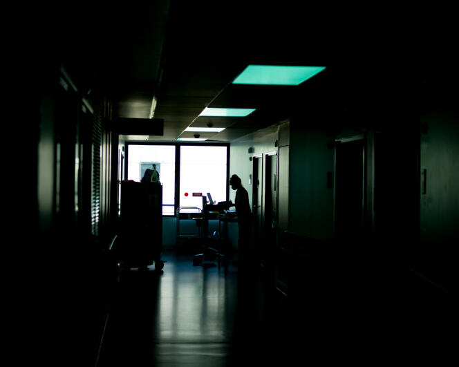 Une infirmière prépare des médicaments dans le couloir du service de rhumatologie de l’hôpital de La Source, à Orléans, le 15 juin 2022.