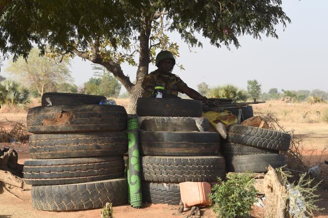 Un militaire monte la garde à Yemboate, dans le nord du Togo, près de la frontière avec le Burkina Faso, en février 2020.