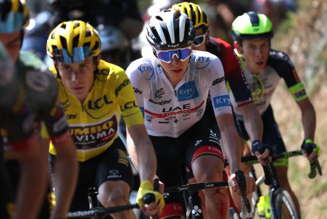 Jonas Vingegaard davanti a Tadej Pogacar, durante la 18a tappa del Tour de France, giovedì 21 luglio 2022.