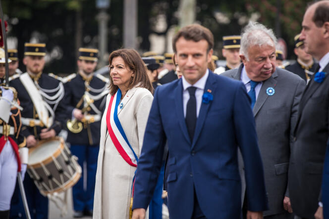 Il presidente francese Emmanuel Macron e il sindaco di Parigi Anne Hidalgo a Parigi, 8 maggio 2022. 