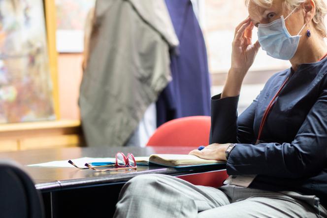 Elisabeth Calmon durant la première réunion de sa journée pour parler de différents sujets de communication, investissement, logiciels etc., le 30 juin 2022. 