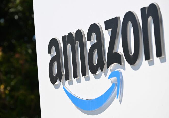 Sur cette photo prise le 12 juillet 2022, le logo d’Amazon Delivery est affiché à l’extérieur d’un centre de livraison d’Amazon à Torrance, en Californie.
