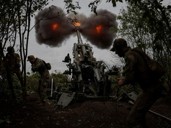 Des militaires ukrainiens tirent un obus d’un Howitzer M777 sur une ligne de front, dans la région de Kharkiv, en Ukraine, le 21 juillet 2022.
