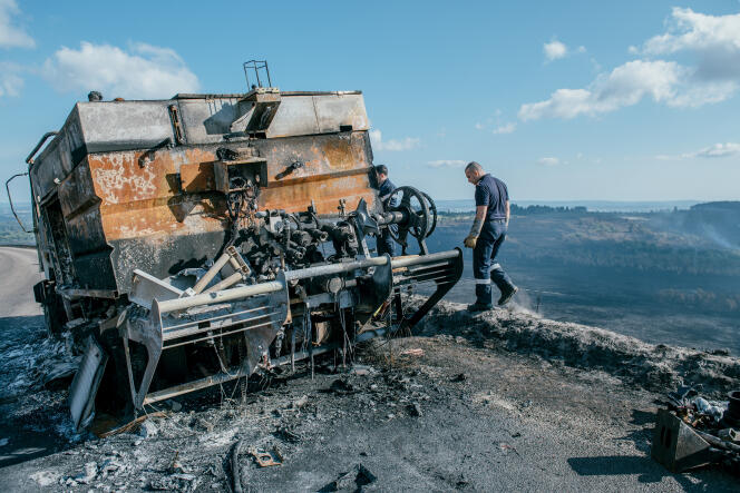 Un camion de pompiers ayant pris feu lors des incendies des monts d’Arrée (Finistère), le 21 juillet 2022.