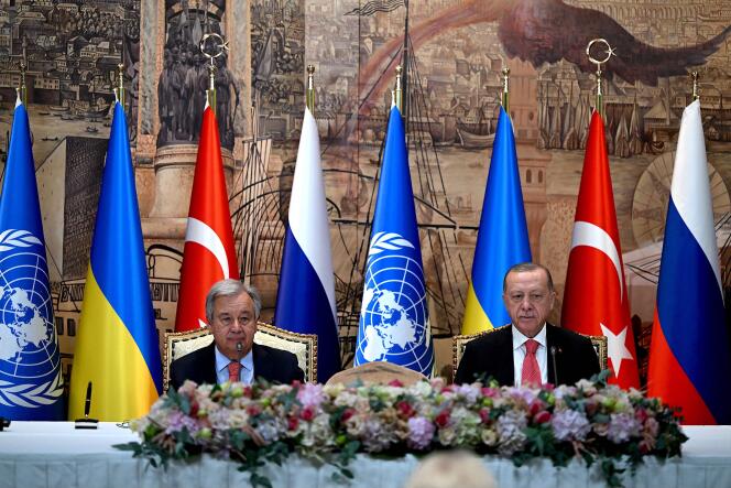 El secretario general de las Naciones Unidas (ONU), Antonio Guterres, y el presidente turco, Recep Tayyip Erdogan, durante la ceremonia de firma del acuerdo sobre el transporte seguro de cereales y alimentos desde los puertos ucranianos en el Mar Negro, en Estambul, el 22 de julio de 2022.
