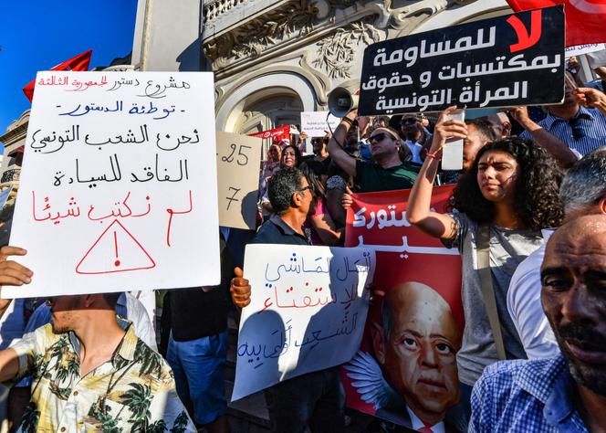 Los manifestantes protestan, el viernes 22 de julio en Túnez, contra el presidente Kaïs Saïed y la nueva Constitución que debe someterse a referéndum el 25 de julio.