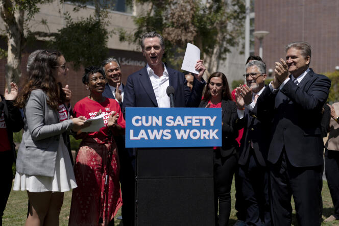 El gobernador de California, Gavin Newsom, rodeado de políticos demócratas y sobrevivientes de la violencia armada, celebra la firma de una legislación para prohibir ciertas armas, en Santa Mónica, EE. UU., el 22 de julio de 2022.