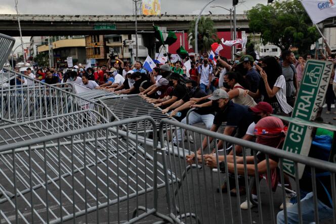 Des manifestants lors d’une marche contre le coût élevé de la nourriture et de l’essence à Panama City, le 12 juillet 2022.  