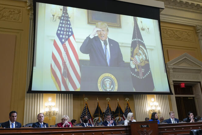 Une vidéo montrant Donald Trump enregistrant une déclaration est projetée par la commission d’enquête sur le 6 janvier 2021, à Washington, DC, le 21 juillet 2022.  