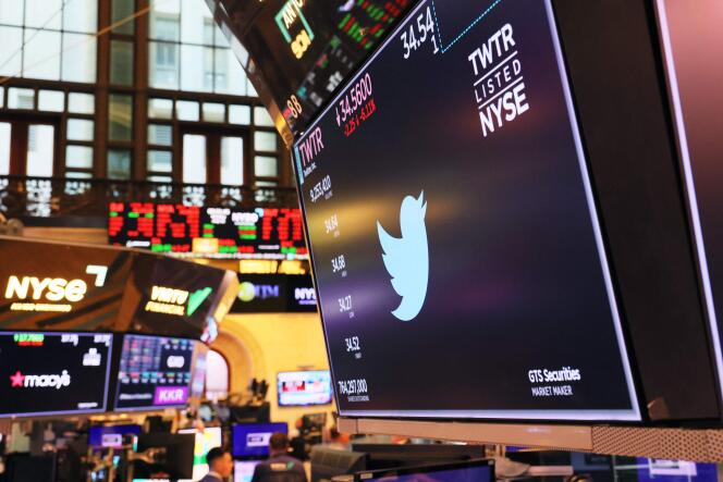 Le cours de Bourse  de Twitter a fondu de presque 25 % en moins de trois mois, tombant sous de son niveau de janvier. Au New York Stock Exchange à New York, le 22 juillet.