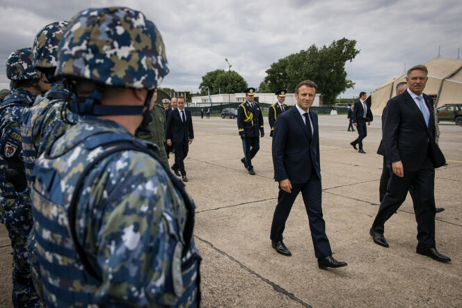 Emmanuel Macron et le président roumain, Klaus Iohannis, font une revue des troupes roumaines présentes sur la base aérienne de l’OTAN Mihail-Kogalniceanu, en Roumanie, le 15 juin 2022.
