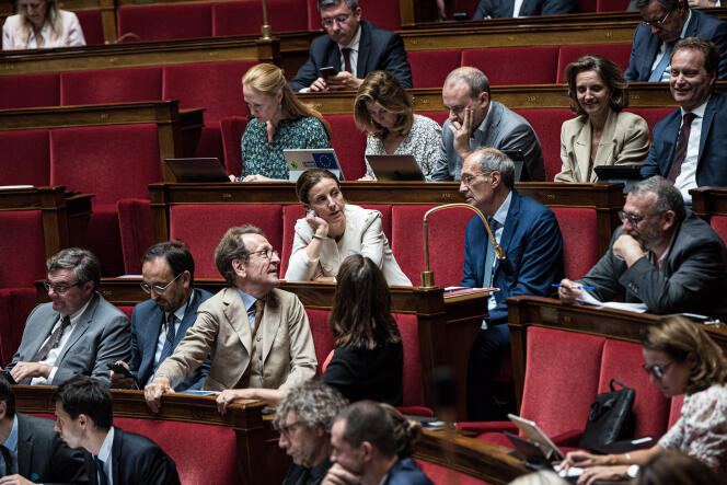 I parlamentari Renaissance, Gilles le Gendre, Charlotte Parmentier Lecocq ed Eric Woerth discutono all'Assemblea nazionale, il disegno di legge relativo alle misure di emergenza per la protezione del potere d'acquisto, il 21 luglio 2022 a Parigi, (Francia).