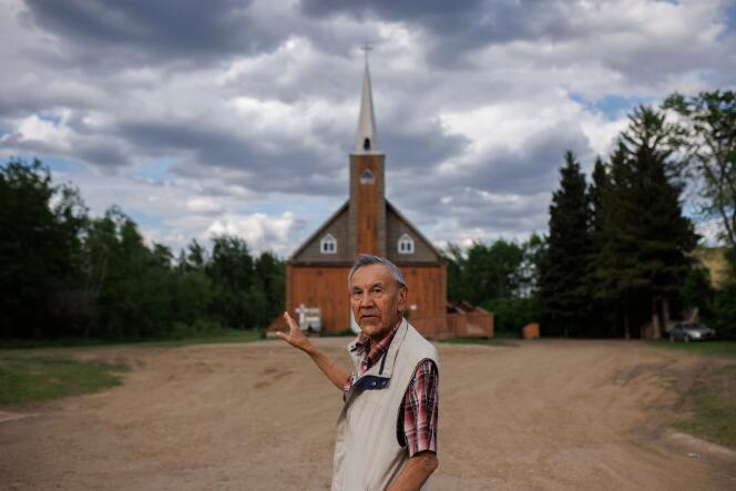Eric Large, exjefe de la Primera Nación Cree de Saddle Lake, sobreviviente de la Escuela Residencial Indígena Blue Quills, frente a una iglesia en Saddle Lake, Alberta, Canadá, el 8 de junio de 2022. 