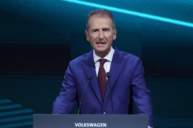 Herbert Diess, lors de l’inauguration de la première usine de cellules de batterie de VW « SalzGiga », à Salzgitter (Allemagne), le 7 juillet 2022.