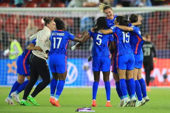 Les Bleues celebrate their victory against the Netherlands in the quarter-finals of the 2022 Women's Football Euro, at the New York Stadium in Rotherham (England), July 23, 2022. 