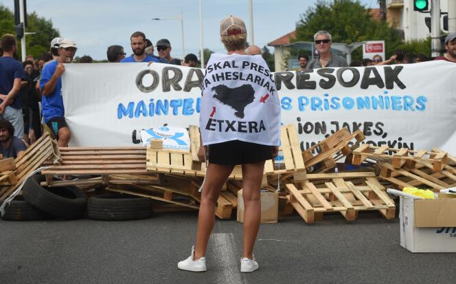 Manifestantes vascos bloquean la RN10 para protestar por la continua detención de dos ex etarras que llevan más de treinta y dos años encarcelados.  En Biarritz (Pirineos Atlánticos), 23 de julio de 2022.