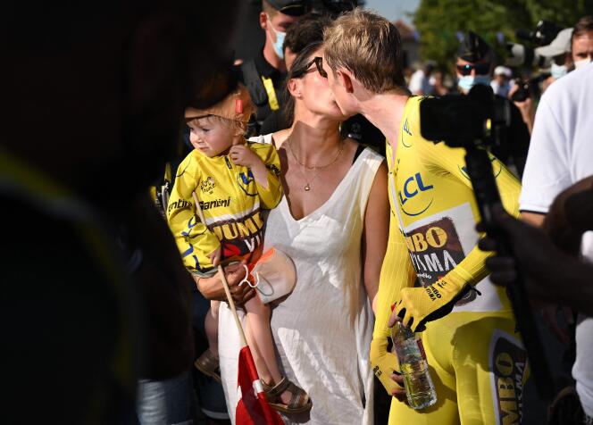 Vingegaard embraces his wife after stage 20 of the Tour de France, on July 23, 2022.