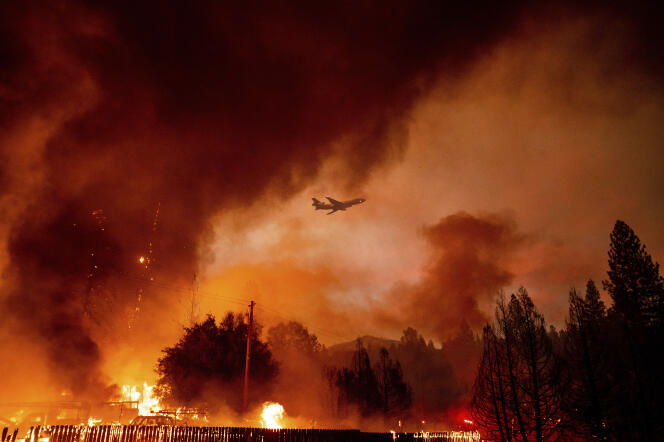 Ein Tankflugzeug fliegt über die Flammen, die Mariposa County in der Nähe des Yosemite Parks in Kalifornien am 22. Juli 2022 verschlungen haben.