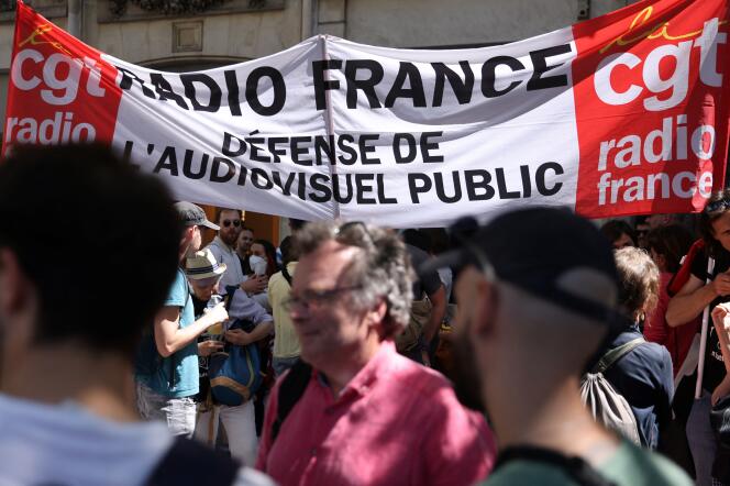 Des travailleurs du secteur de l’audiovisuel public protestent contre la suppression de la redevance, à Paris, le 28 juin 2022. 