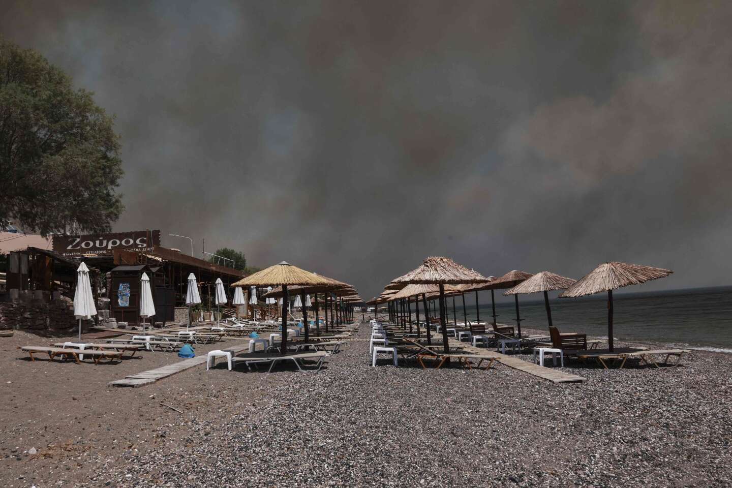 Fire on the Greek island of Lesbos, hundreds of residents and tourists evacuated