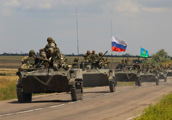 Un convoi blindé de troupes russes circule dans la partie de la région de Zaporijia tenue par la Russie, en Ukraine, le 23 juillet 2022.