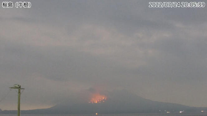 Captura de video tomada por Jiji Press el 24 de julio de 2022, de imágenes en vivo de la cámara de vigilancia de la Agencia Meteorológica de Japón, que muestra la erupción de Sakurajima.
