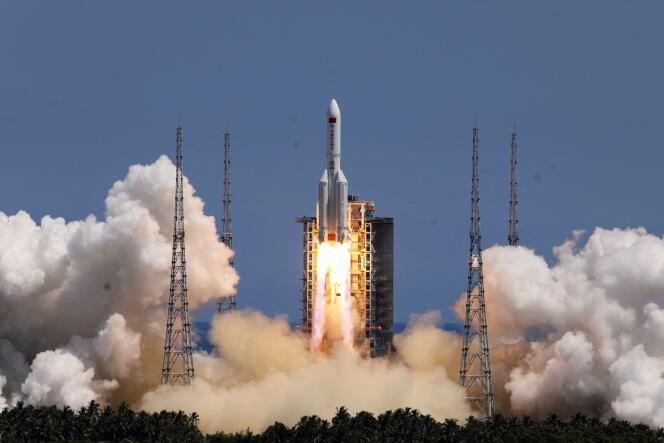 Rakieta niosąca moduł Wentian Laboratory budowanej chińskiej stacji kosmicznej wznosi się z miejsca startu statku kosmicznego Wenchang w prowincji Hainan w Chinach, 24 lipca 2022 r.