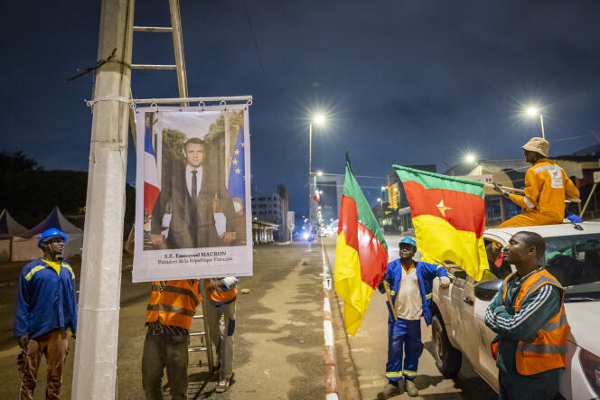 Des employés municipaux décorent de drapeaux français et camerounais le centre de Yaoundé, à la veille de la visite officielle du président français Emmanuel Macron, dimanche 24 juillet 2022.

