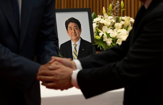 Il primo ministro canadese Justin Trudeau stringe la mano all'ambasciatore giapponese in Canada Kanji Yamamouchi durante la sua visita di cordoglio per la morte di Shinzo Abe all'ambasciata giapponese a Ottawa il 12 luglio.