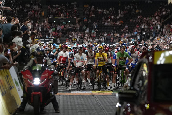 The Slovenian Tadej Pogacar (white jersey), the Dane Jonas Vingegaard (yellow jersey) and the Belgian Wout van Aert (green jersey), are the three riders who marked this 2022 edition of the Tour de France.  Here, at the start of the last stage at La Défense Arena, on July 24. 