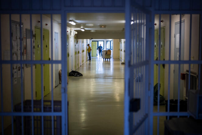 Un détenu et un gardien de prison dans un couloir du centre de détention de Toulouse-Seysses, le 10 mai 2022.

