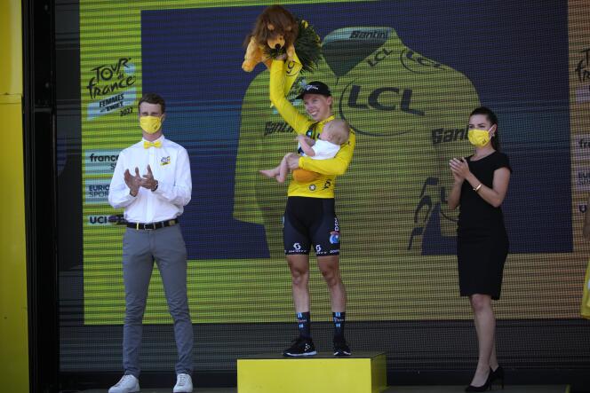 Lorena Wiebes dons the first yellow jersey of the Tour de France Femmes in Paris, France, Sunday, July 24, 2022.