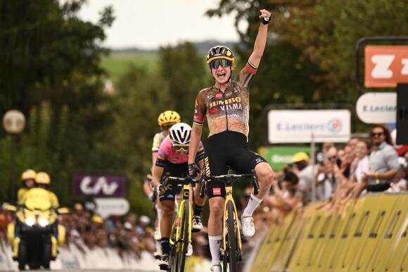 La Néerlandaise Marianne Vos (Jumbo-Visma) célèbre son succès à Provins, au terme de la deuxième étape du Tour de France, le 25 juillet 2022.