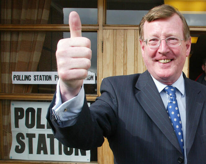 David Trimble leaves a polling station in Lisburn (Northern Ireland) in May 2005.