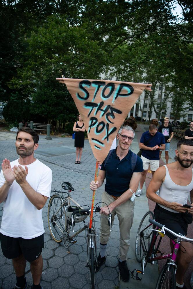 Une grosse centaine de militants d’Act Up se sont rassemblés à Foley Sqaure, à New York, pour réclamer à l’Etat une meilleure prise en charge vaccinale de l’épidémie de variole du signe qui sévit notamment dans la communauté LGBTQ+ et dans celle des travailleurs du sexe, le 21 juillet 2022.   